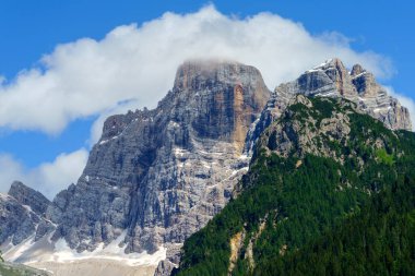 Yaz mevsiminde Selva di Cadore, Dolomites, Belluno ili, Veneto, İtalya 'daki Forcella Staulanza yolunda dağ manzarası.