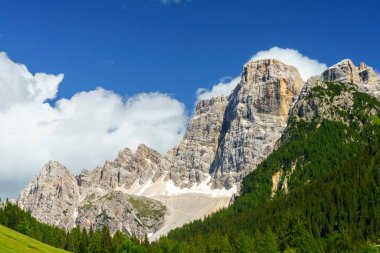 Yaz mevsiminde Selva di Cadore, Dolomites, Belluno ili, Veneto, İtalya 'daki Forcella Staulanza yolunda dağ manzarası.