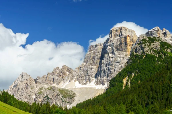 意大利韦尼托Belluno省Dolomites的Selva Cadore通往Forcella Staulanza公路沿线的夏季山区景观 — 图库照片