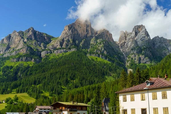 セルヴァ カドーレ ドロミテ ベルーノ州 ヴェネト州 イタリアのフォルチェッラ スタウランサへの道に沿って夏の山の風景 — ストック写真