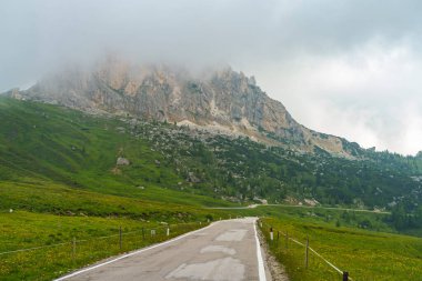 Yaz aylarında Giau geçidi boyunca uzanan dağ manzarası, Dolomites, Belluno, Veneto, İtalya.