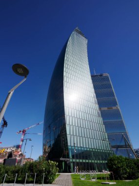 Milan, Lombardy, İtalya: Şehir yaşamı, ofis, konut ve ticari binaları olan modern park