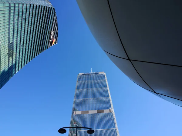 Milan, Lombardy, İtalya: Şehir yaşamı, ofis, konut ve ticari binaları olan modern park