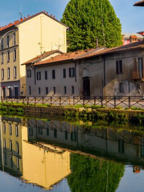 Corsico, Milan, Lombardy, İtalya 'daki Naviglio Grande boyunca eski binalar