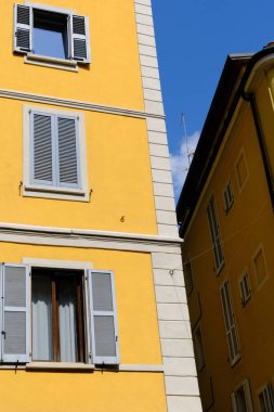 Milano, Lombardiya, İtalya 'daki Piero della Francesca boyunca uzanan konut binaları