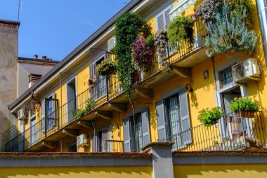 Milano, Lombardiya, İtalya 'daki Piero della Francesca boyunca uzanan konut binaları