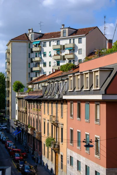 Milano, Lombardiya, İtalya 'daki Piero della Francesca boyunca uzanan konut binaları