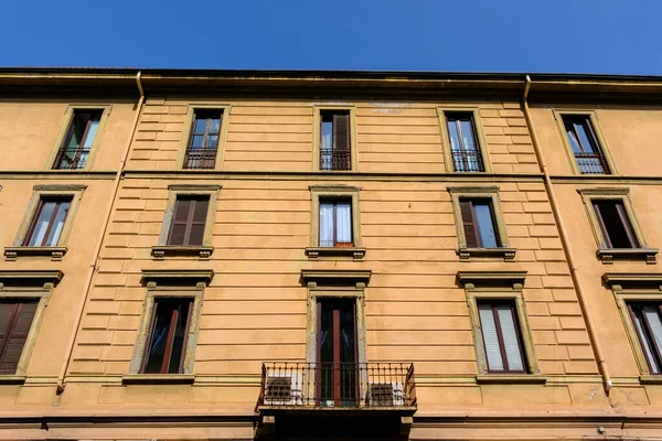 Milano, Lombardiya, İtalya 'daki Piero della Francesca boyunca uzanan konut binaları