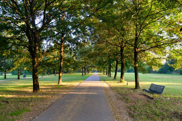 Парк, известный как Парк Норд в Милане, Ломбардия, Италия, в сентябре