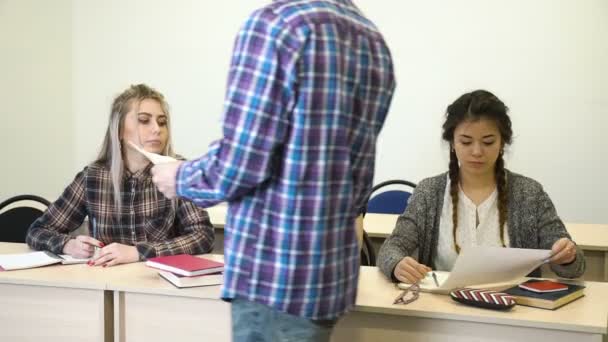 Vzdělávání školy testování studentů zkoušku papíru se nezdařilo — Stock video