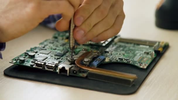 Elektronické opravy inženýr Demontáž základní desky — Stock video