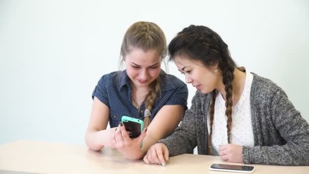 Iletişim dostluk kızlar akıllı telefon ağı — Stok video