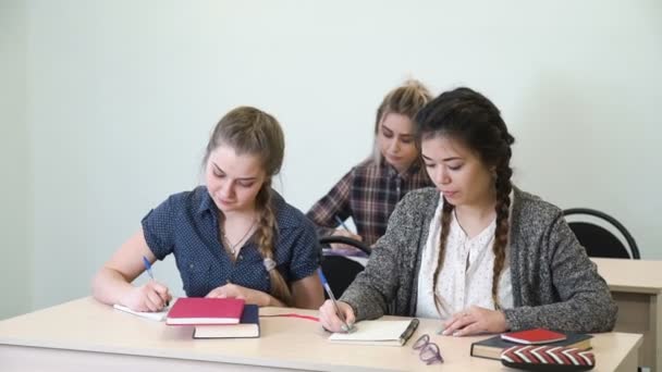 Educación estudiando escuela prueba compañero de clase ayuda nota — Vídeo de stock