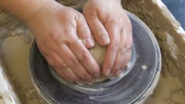 Seramik Atölyesi el yapımı şekillendirme kil tekerlek