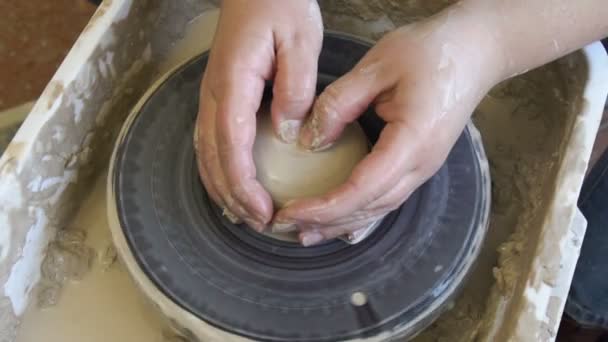 Aardewerk vaardigheid traditionele kunst potter modellering van klei — Stockvideo