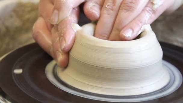 Oficina de cerâmica hobby master class formando argila — Vídeo de Stock
