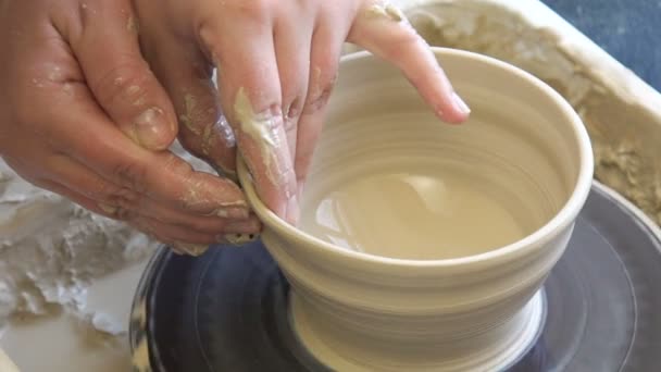 Taller de cerámica artesanal artesanal rueda de arcilla — Vídeos de Stock