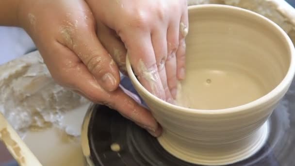 趣味の陶器のマスター クラスのワーク ショップの粘土を形成 — ストック動画