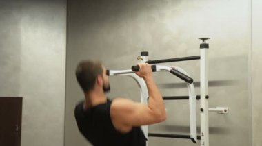 Spor fitness spor salonu egzersiz güçlü adam pull ups