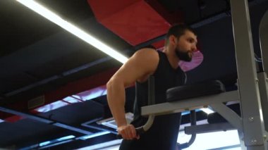 Spor fitness spor salonu egzersiz eğitim adam daldırma çubuğu