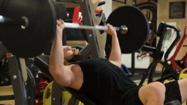 Spor fitness spor salonu egzersiz güçlü adam benchpress