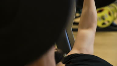 adam benchpress eğitim spor vücut geliştirme spor salonu