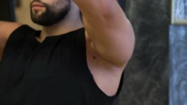 Spor fitness spor salonu egzersiz güçlü adam egzersiz