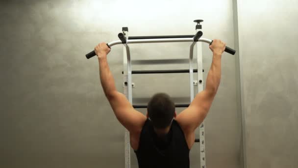 Sport bodybulding gym training man pull ups — Stockvideo