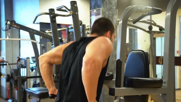 Sporten bodybuilding gym workout utbildning dopp bar — Stockvideo