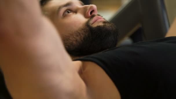 Sport fitness siłownia trening sportowca człowiek benchpress — Wideo stockowe