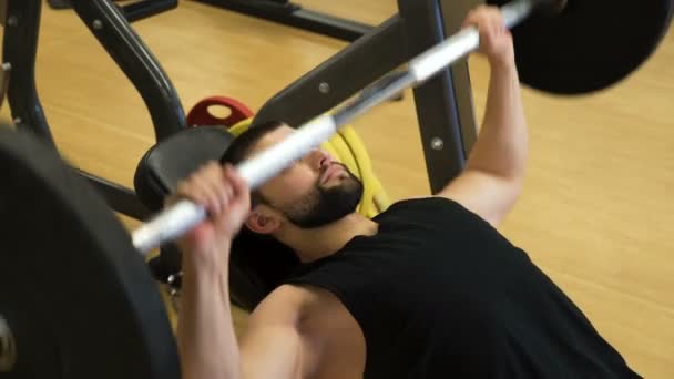 Sport bodybuilding sportschool man benchpress opleiding — Stockvideo