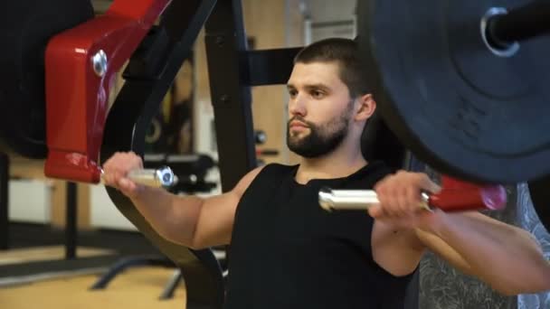 Deporte fitness gimnasio entrenamiento fuerte hombre ejercicio — Vídeos de Stock
