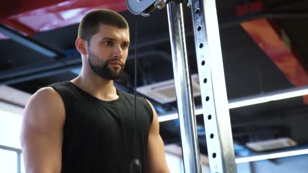 Sport fitness siłownia trening człowiek szkolenia triceps — Wideo stockowe