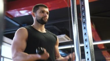 spor vücut geliştirme spor salonunda egzersiz eğitim adam