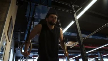 fitness egzersiz vücut geliştirme eğitim adam halka DIP