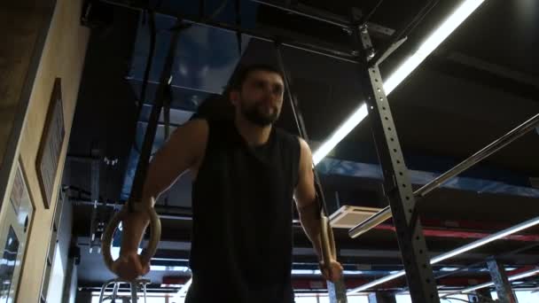 Фітнес тренування бодібілдинг тренування чоловік кільце занурення — стокове відео