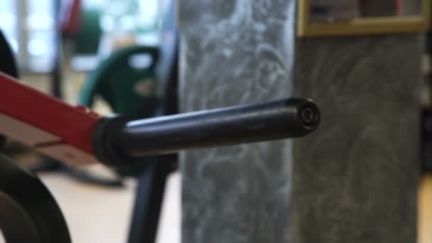 Sport uitrusting gym apparatuur opleiding gewicht plaat — Stockvideo