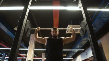 Spor fitness spor salonu egzersiz güçlü adam barbell press