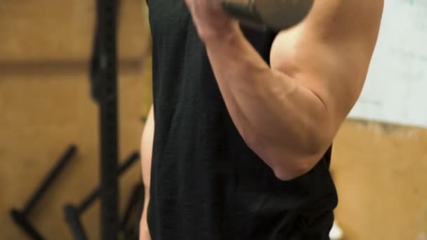 Sport fitness gym träning man hantel övningar — Stockvideo