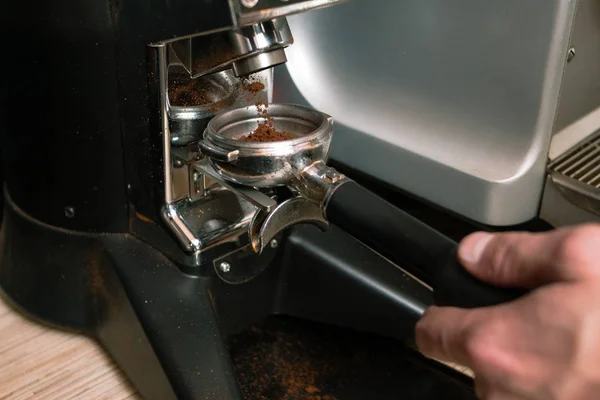 粉砕されたコーヒー粉体供給ホルダー装置 — ストック写真