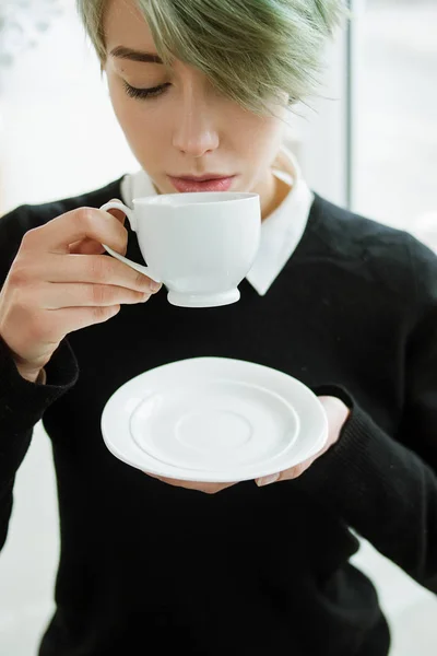 Koffie thee verrukking vrouw geniet van Beker drinken schotel — Stockfoto