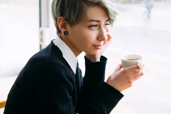 Sonriente mujer disfrutar de ocio café celebrar taza deleite — Foto de Stock