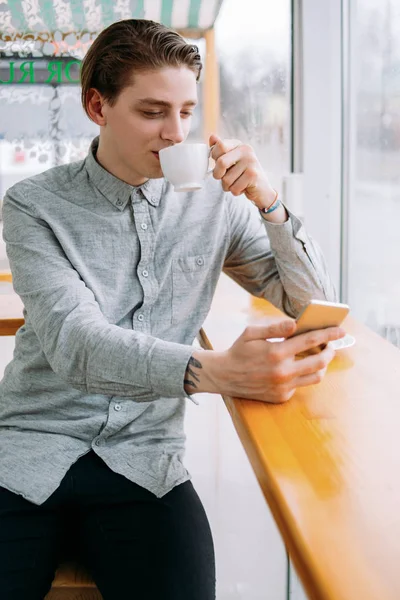 Человек пить кафе с помощью телефона кофе перерыв образ жизни — стоковое фото