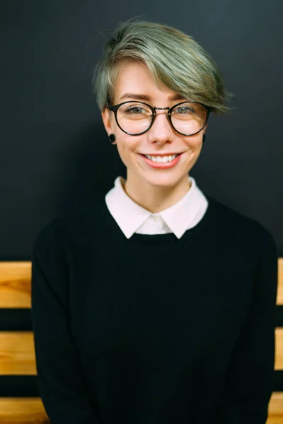 Sonriente chica gafas hipster adolescente moda estilo de vida — Foto de Stock