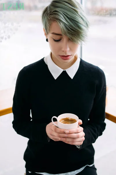 Mattina tazza di caffè caffeina dipendenza ragazza tenere — Foto Stock