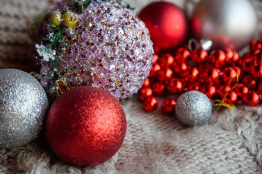 Kırmızı Gümüş dekor Glitter Noel top boncuk örme