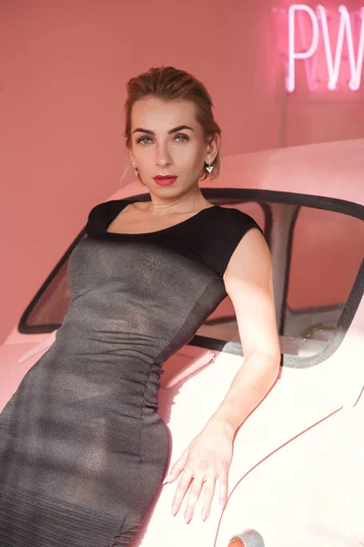Γυναίκα πρότυπο μόδας άπαχο vintage ροζ αυτοκίνητο — Φωτογραφία Αρχείου