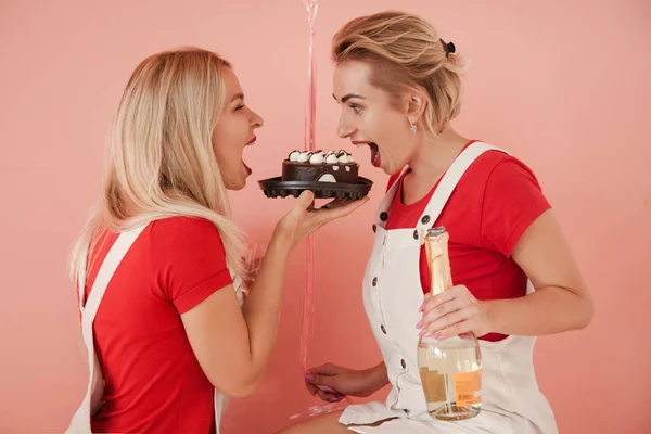 Празднование дня рождения торт лечить голодные девушки праздник — стоковое фото