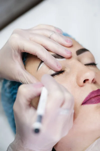 Cosmetología decorativa esteticista delineador de ojos contorno — Foto de Stock