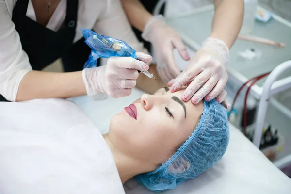 Tatuaje permanente del maquillaje de la ceja microblading — Foto de Stock